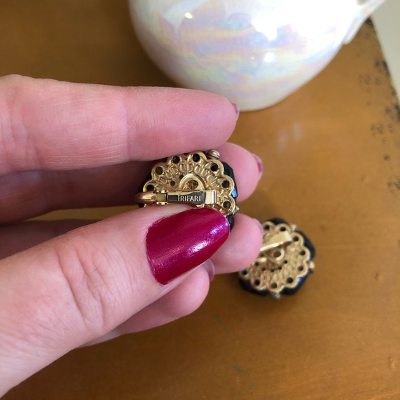 Vintage 50s/60s Trifari clip earrings, green black and gold combo. - Picture 3 of 3